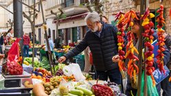 Kochbuch-Son-Mola-Vell-Markt Frisches Obst und Gemüse auf dem Markt.
