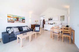 Der Wohnbereich des Studio Punta la Pared ist mit einer kleinen Küche ausgestattet