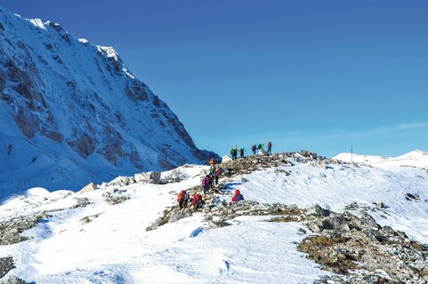Wandern auf Larke La Pass, einem der längsten Pässe im Himalaya