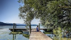 yoga-urlaub-deutschland-chiemgau-see-steg-frau Entspannen Sie beim Baden am Waginger See