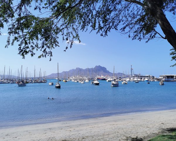 Schiffe ankern vor dem Strand Mindelo auf den Kapverden