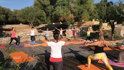 spanien-mallorca-yoga-finca-son-mola-vell-yoga Morgendliche Yoga Stunde bevor es zum leckeren Frühstück geht