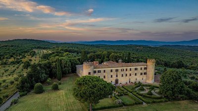 Das Castello zwischen Wald und Wiesen der Toskana