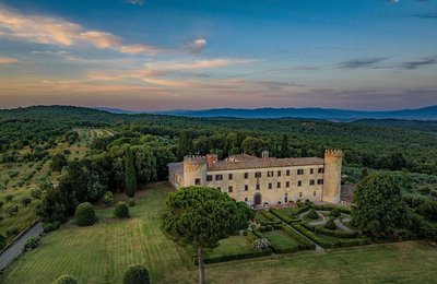 Das Castello zwischen Wald und Wiesen der Toskana