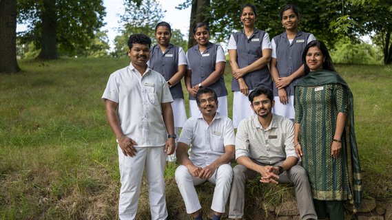 Ayurveda-Team im Park am See