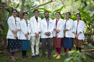 Das kompetente Team der Ärzte und Ärztinnen im Sitaram Mountain Retreat