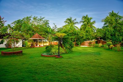 Blick die grüne Anlage des Resorts