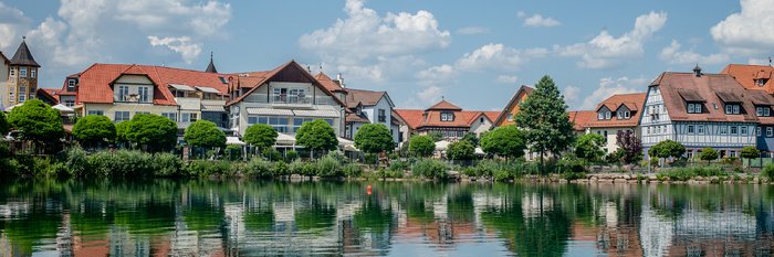 Ein See mit Häusern im Hintergrund