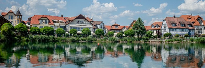 Ein See mit Häusern im Hintergrund