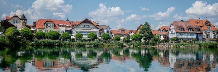 Ein See mit Häusern im Hintergrund