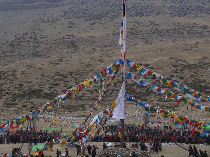 Ein gutes Omen - der Fahnenmast steht senkrecht und verspricht ein gutes Jahr für Tibet