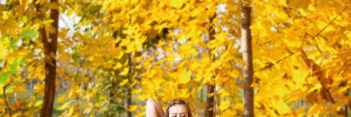 Inmitten der bunten Blätter Yoga üben