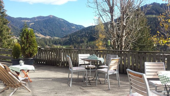 Das milde Herbstwetter auf der Sonnenterrasse des Bio-Berghotels Ifenblick genießen. 
