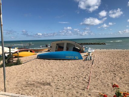 Wassersport am menschenleeren Sandstrand von Montelupone