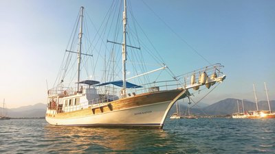 Mit dem Schiff dem Sonnenuntergang entgegen