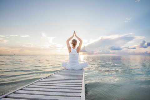 Bei einer NEUE WEGE-Reise Yoga am Meer üben