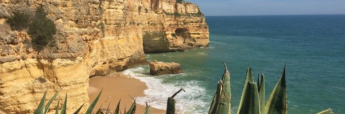 Die typischen Feslformationen der Algarve bieten einen hervorragenden Ort für Yoga