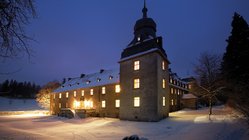 yoga-meditation-reisen-schloss-melschede-winter-schnee Das Schloss Melschede ist ein ehemaliges Wasserschloss in Hövel, einem Stadtteil von Sundern im Sauerland.