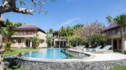 yoga-urlaub-indonesien-bali-sun-suko-pool-hotelanlage Der Pool verfügt über einzelne Liegeplätze zum Sonnen