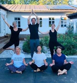 Gemeinsam in der Gruppe Yoga-Einheiten genießen