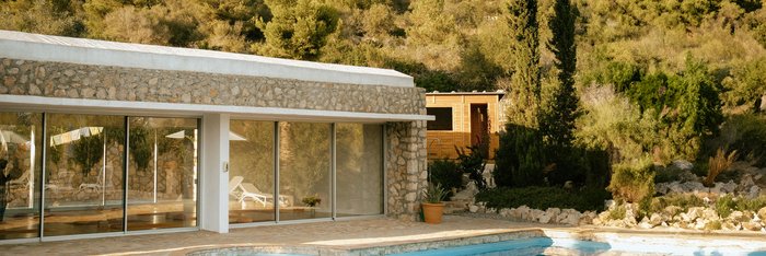 Der Pool der Finca neben der Yogahalle