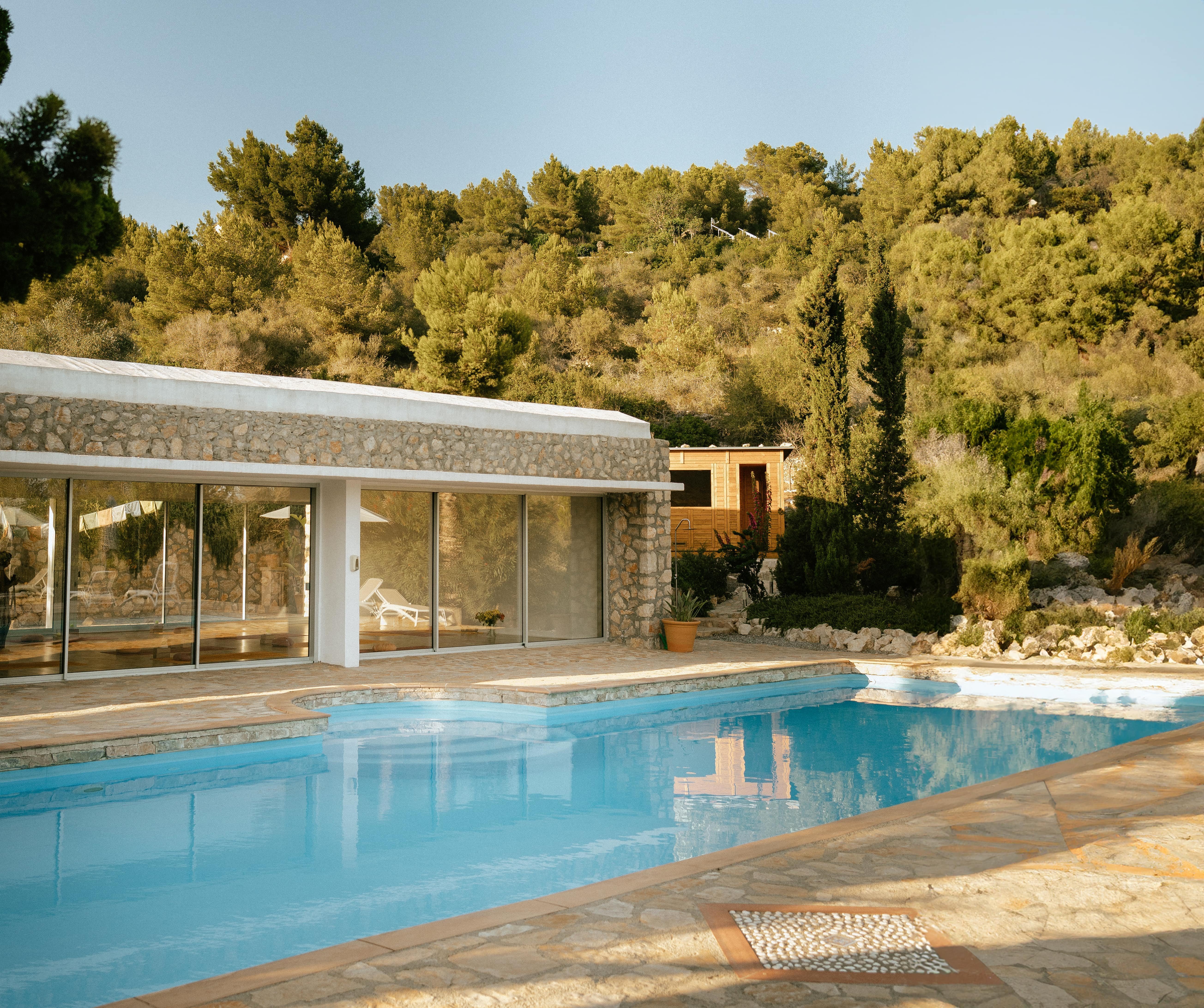 finca-pool-yogahalle.jpg Der Pool der Finca neben der Yogahalle