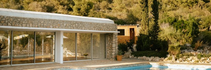 Der Pool der Finca neben der Yogahalle