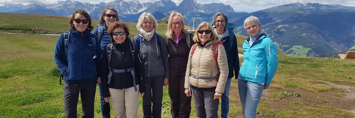 Strahlende Yogis bei der Wanderung durch die Südtiroler Berge
