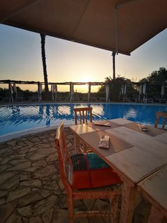 Der Sonnenuntergang am Pool genießen