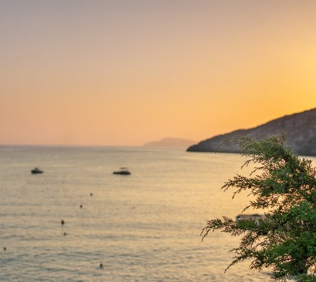 Das Meer in Griechenland bei Sonnenuntergang