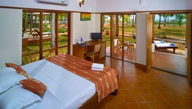 Große Fenster in den Zimmern des Nattika Beach Resort ermöglichen einen tollen Ausblick auf den Garten und das Meer Große Fenster in den Zimmern des Nattika Beach Resort ermöglichen einen tollen Ausblick auf den Garten und das Meer