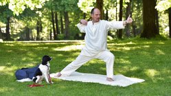 yogamanufaktur-bausinger-juergen-laske-yoga-im-gruenen Jürgen Laske beim Yoga im Grünen
