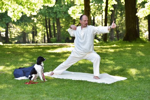 Jürgen Laske beim Yoga im Grünen