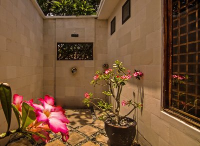 Genießen Sie eine Dusche unter dem blauen Himmel 