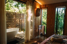 Die Water Hut Suite mit Außenbadezimmer