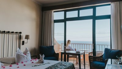 Genießen Sie den atemberaubenden Ausblick von Ihrem Balkon aus!