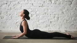 yoga-reisen-urlaub-kobra Wohltuend zur Öffnung des Brustkobrs, Herzens und Lunge - die Yogaübung Kobra