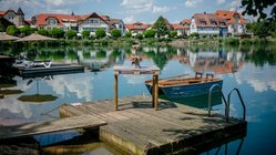 yoga-urlaub-deutschland-seehotel-niedernberg-dorf-am-see-anlage-see Viele Boote befinden sich entlang des Sees
