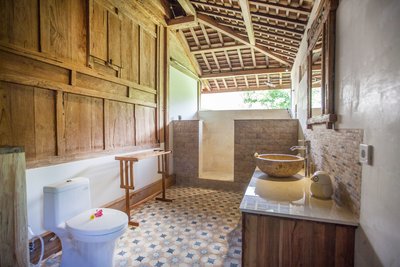 Das geräumige Bad des Owl Premium Zimmers