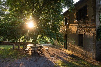 Im Garten entspannen und Sonnenstrahlen tanken