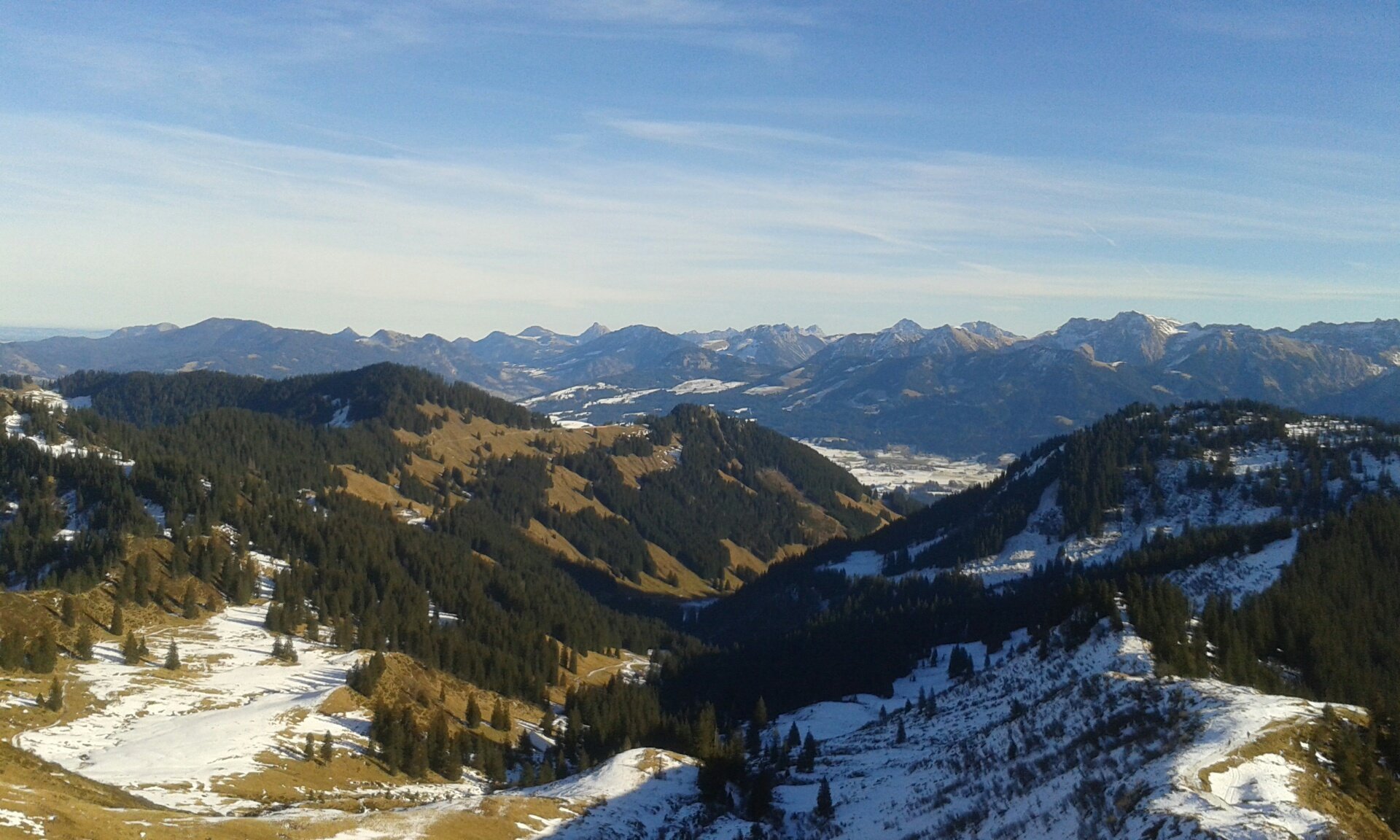 Der Ausblick über die Allgäuer Berge verzaubert die Yogagruppe mit Birgit Braune