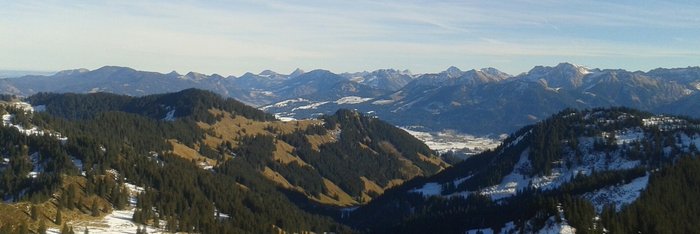 Der Ausblick über die Allgäuer Berge verzaubert die Yogagruppe mit Birgit Braune