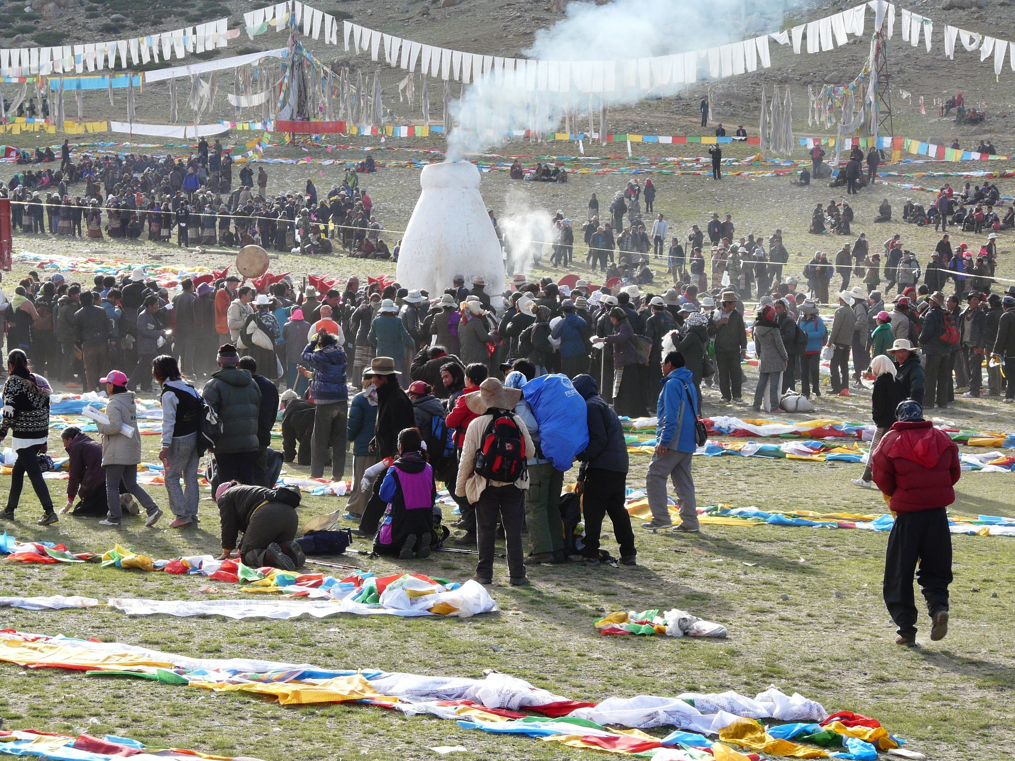 Tibet Kailash Saga Dawa Fest Von weit her reisen tibetische Pilger zum Kailash, um an diesem Fest teilzunehmen.