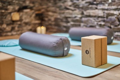 Die Yoga-Matten liegen bereit für Ihren Besuch