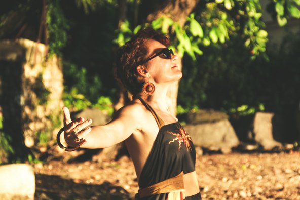 Frau übt Qi Gong in der Sonne