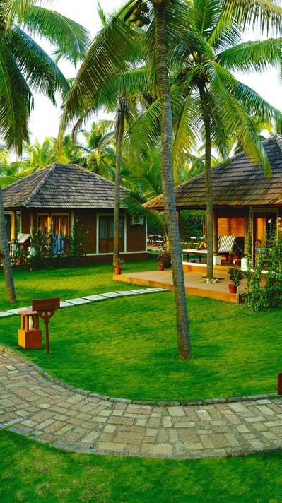 Die Bungalows des Nattika Beach Resort befinden sich inmitten eines tropischen Gartens