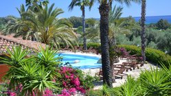 Italien Sardinien Hotel Galanìas Pool Vom Pool aus haben Sie einen wunderschönen Blick auf das Meer