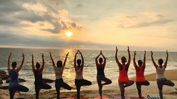yoga-urlaub-indien-kerala-strand-meer-gruppe-sonnenaufgang Yoga bei Sonnenaufgang mit Blick auf das Meer