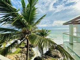 Alle Zimmer bieten einen grandiosen Blick auf das Meer