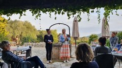 yoga-reisen-spanien-mallorca-finca-son-mola-vell-gruppe-vortrag Gemütliche Versammlung der Reisegruppe